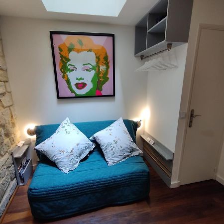 Romantic Tiny House Inside Montmartre Paris Bagian luar foto