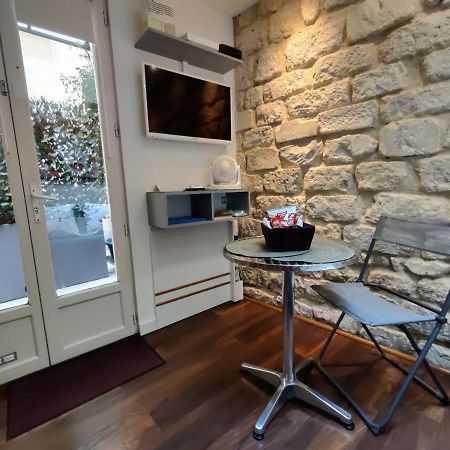 Romantic Tiny House Inside Montmartre Paris Bagian luar foto