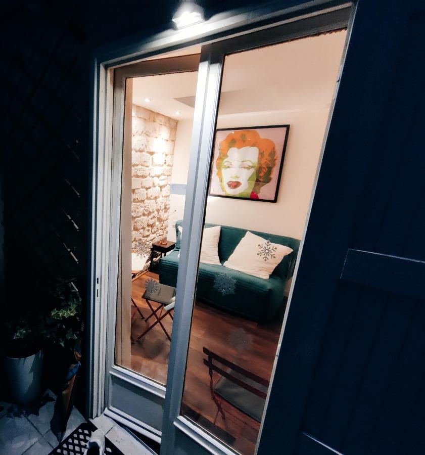 Romantic Tiny House Inside Montmartre Paris Bagian luar foto