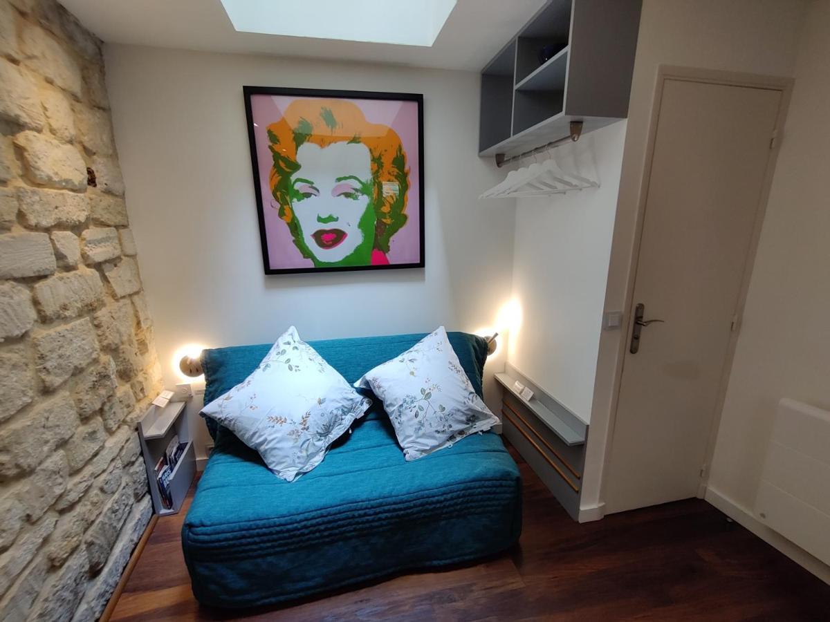 Romantic Tiny House Inside Montmartre Paris Bagian luar foto