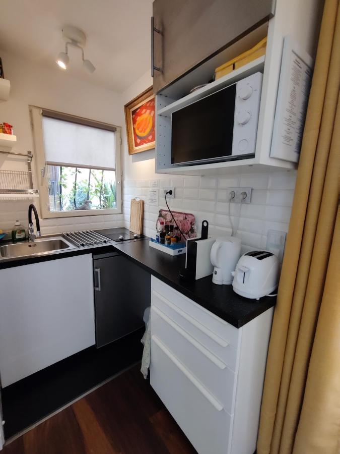 Romantic Tiny House Inside Montmartre Paris Bagian luar foto