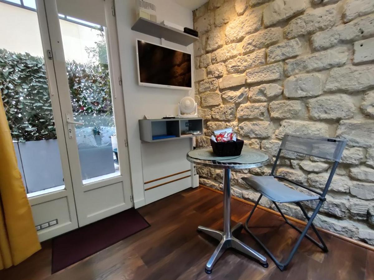Romantic Tiny House Inside Montmartre Paris Bagian luar foto