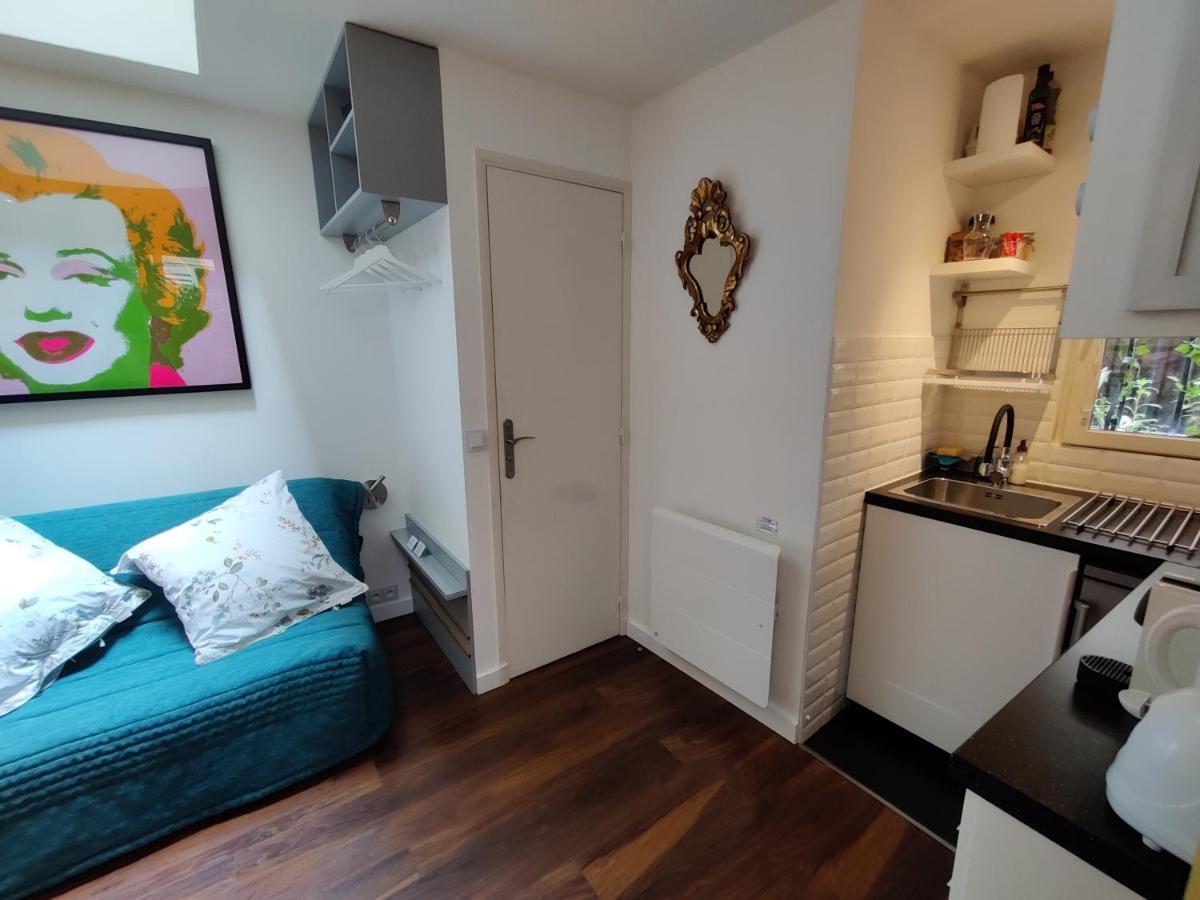 Romantic Tiny House Inside Montmartre Paris Bagian luar foto