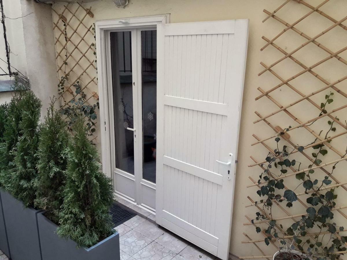 Romantic Tiny House Inside Montmartre Paris Bagian luar foto