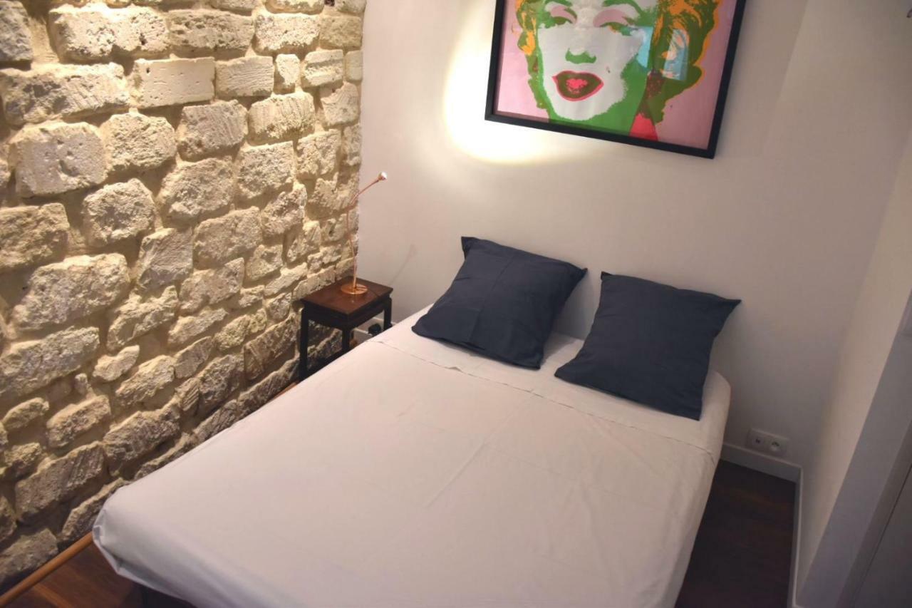 Romantic Tiny House Inside Montmartre Paris Bagian luar foto
